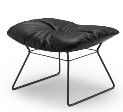 Schwarzer Leya Ottoman von Freifrau Manufaktur mit Lederbezug und filigranem Metallgestell. Moderner Hocker für Wohnzimmer.